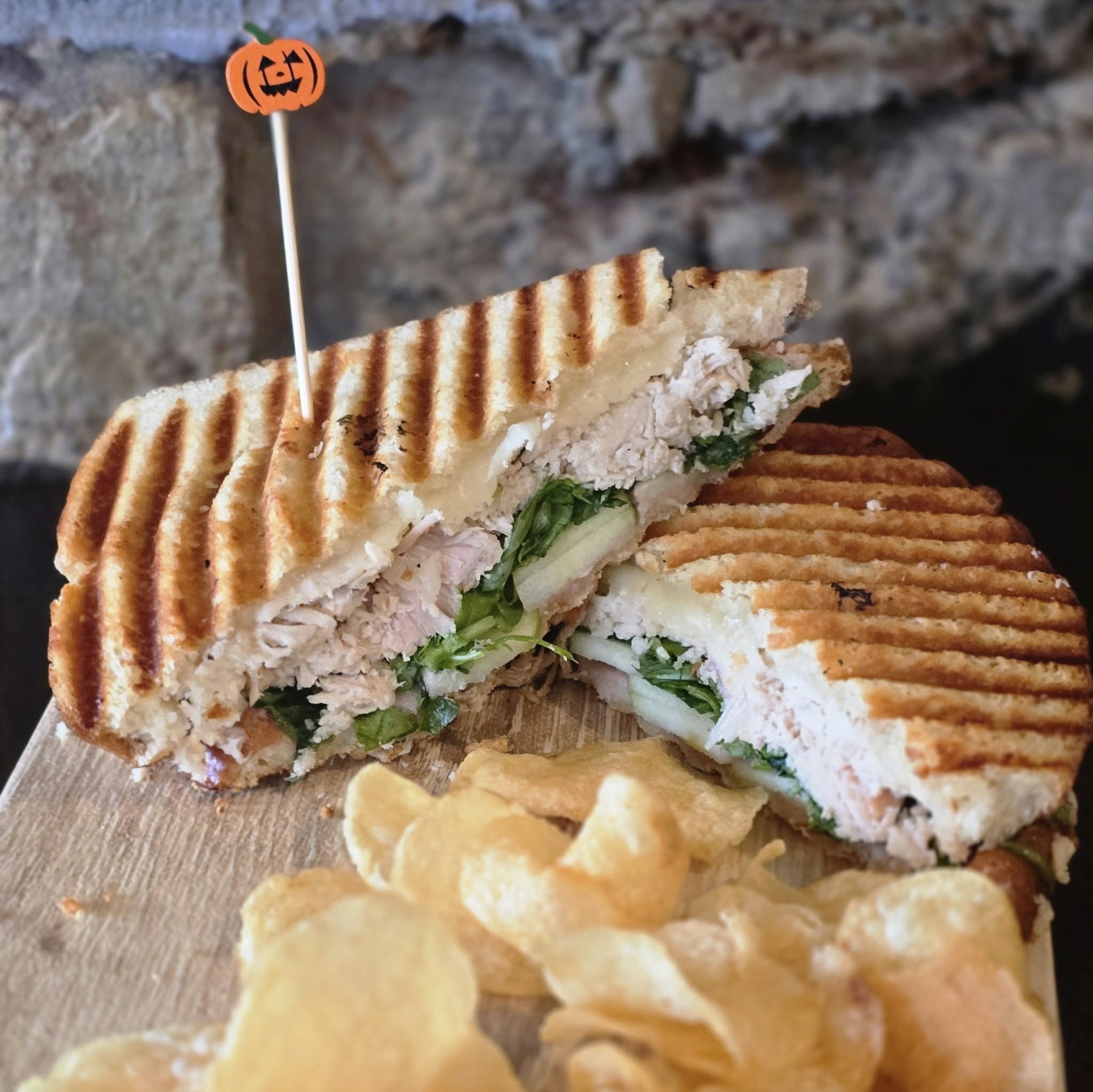 a a Turkey & Apple Panini with potato chips