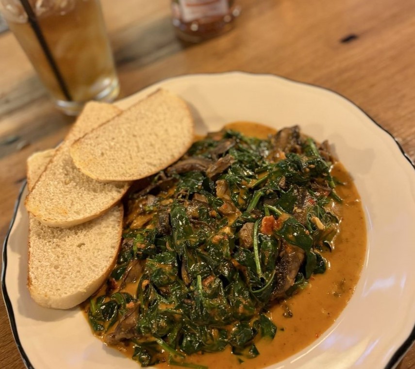 portabella mushrooms and spinach with bread