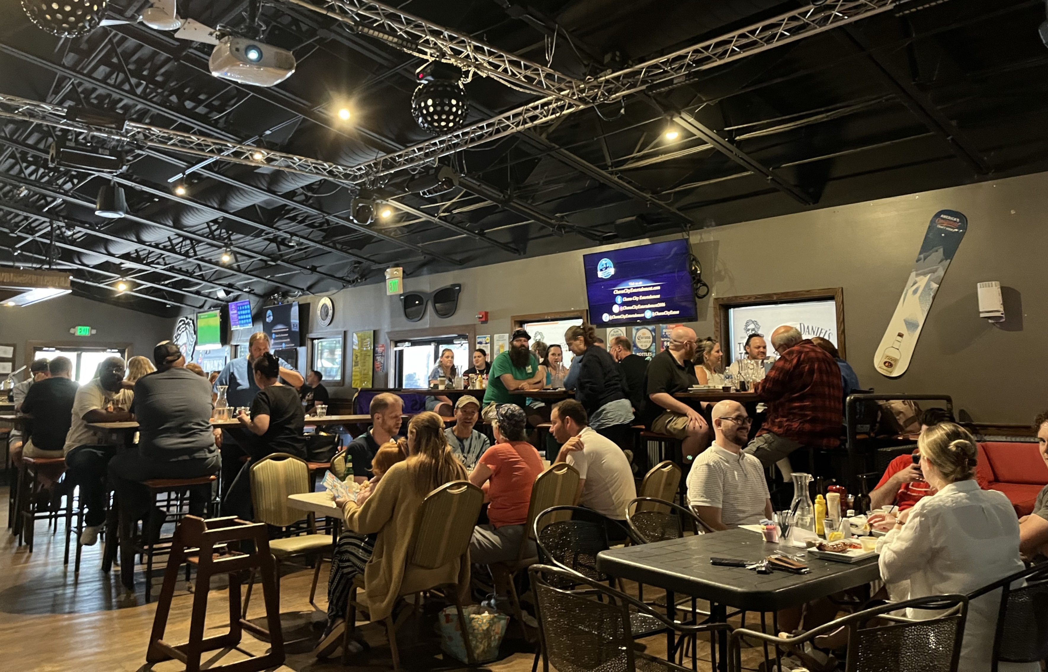 teams at the semifinals at Twain's Tavern